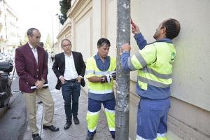 El concejal de Medio Ambiente supervisa el inicio de la campaña.