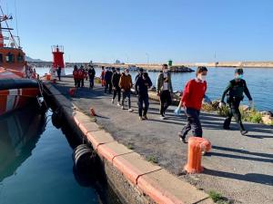 Llegada de los migrantes este domingo al Puerto de Motril. 