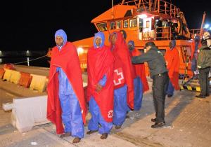 Los migrantes, a su llegada al Puerto de Motril pasada la medianoche.