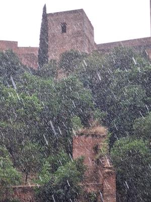 Imagen de la tormenta descargando en la Alhambra, enviada por una lectora de El Independiente de Granada.