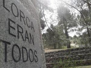 Monolito en recuerdo a las víctimas del franquismo en el Barranco de Víznar. 