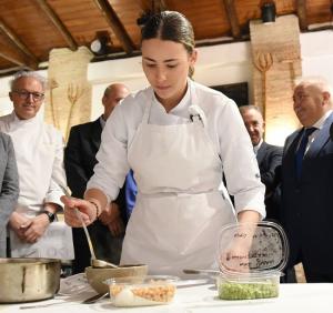 Una alumna elabora uno de los platos.