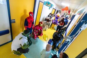 Los superhéroes visitan la planta de oncopediatría.