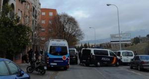 Policía y servicios sanitarios, el pasado viernes, en Parque Nueva Granada tras el crimen.