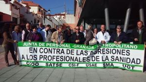 Protesta en la puerta del centro de salud de Íllora.