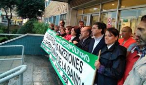 Concentración en la puerta del Centro de Salud centro-este del Zaidín.