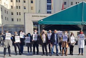 Representantes sindicales de UGT y CCOO, esta mañana ante el Virgen de las Nieves.