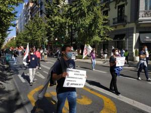 Detalle de la manifestación, en la que se han guardado todas las medidas de seguridad, en Gran Vía.