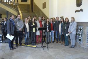 Representantes municipales en la lectura del manifiesto.