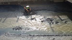 Una máquina trabajando en el río Genil.