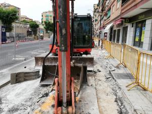 Máquina en la obra de la calle Palencia.