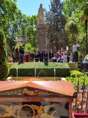 El alcalde, la concejala de Igualdad y los portavoces de PSOE, PP y Unidas Podemos, en el monumento a Mariana Pineda.