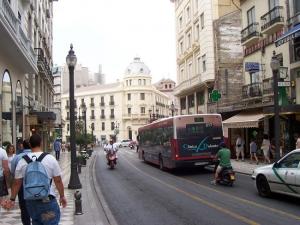 Uno de los autobuses urbanos, por Reyes Católicos.