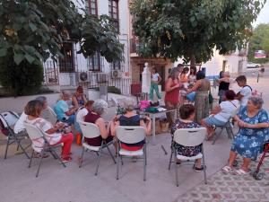'Martes a la fresca' reunirá a vecinas y vecinos que lo deseen para tejer y conversar. 