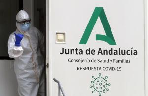 Una profesional sanitaria en un camión para cribados poblacionales.