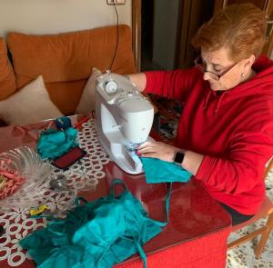 Una de las vecinas de Domingo Pérez cosiendo mascarillas. 