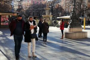 Paseantes por la Plaza Bib-Rambla.