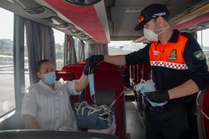 Reparto de mascarillas en el transporte por Protección Civil Motril.