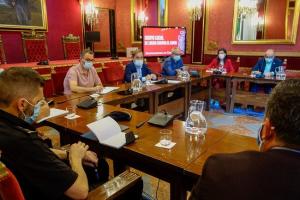 Una de las reuniones de la comisión contra el Covid del Ayuntamiento de Granada.