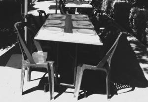 Mesas dispuestas para comer.