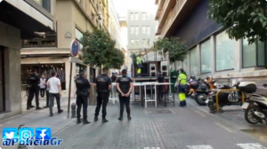 Agentes de la Policía Local de Granada supervisan, este miércoles, la retirada del mobiliario.