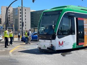 La cabecera del Metro, con daños, atravesada en la rotonda. 