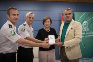 La delegada de la Junta con los responsables de la Policía Autonómica y el presidente del Colegio de Veterinarios.