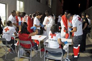 Atención del voluntariado de Cruz Roja a un grupo de migrantes rescatados en septiembre.