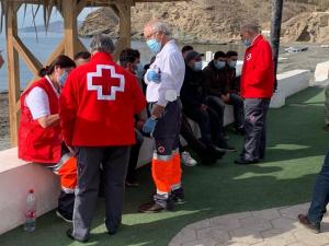 Los migrantes fueron atendidos en el paseo marítimo por Cruz Roja.