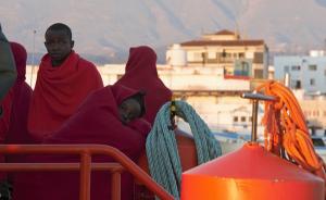 Los migrantes aguardaron tres horas en la Salvamar antes de desembarcar.