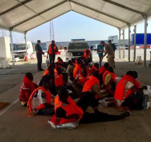 Migrantes llegados el domingo al Puerto de Motril.