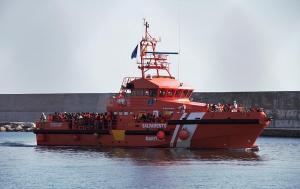 Imagen de archivo de una embarcación de Salvamento Marítimo llegando al Puerto de Motril.
