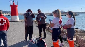 En el Puerto de Motril, Cruz Roja les ha prestado una primera asistencia. 
