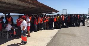 A su llegada al Puerto de Motril, las personas rescatadas han sido atendidas por voluntariado de Cruz Roja.