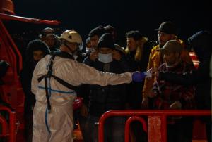 Entrega de mascarillas a las personas rescatadas a su llegada al Puerto de Motril. 