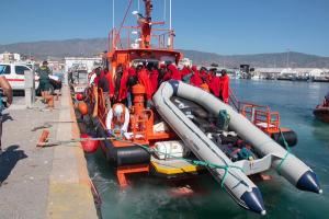 Llegada de la embarcación de Salvamento al Puerto de Motril.