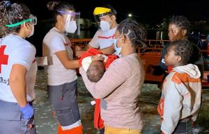 Voluntariado de Cruz Roja atiende a las personas rescatadas, entre ellas un bebé y un menor. 