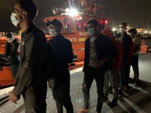 Los migrantes, a su llegada al Puerto de Motril la pasada noche. 