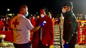 A su llegada al Puerto de Motril, voluntariado de Cruz Roja tomaba la temperatura a cada migrante.