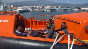 Los migrantes, a su llegada al puerto en la Salvamar Gienah.