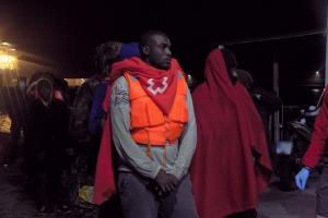 A su llegada al Puerto de Motril fueron atendidos por Cruz Roja.