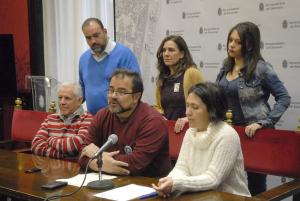 Los representantes de la Asociación pro Derechos Humanos con ediles de IU, Vamos Granada y PSOE.