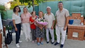 El alcalde y las concejalas de Bienestar y Cultura, con Carmen y su familia.