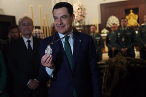Juan Manuel Moreno, el pasado viernes, al recibir la medalla de una cofradía en Málaga.
