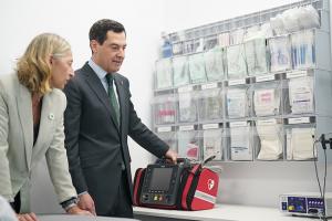 Juan Manuel Moreno y la consejero de Salud y Consumo, Rocío Hernández, en la inauguración en Jaén de un centro de salud, en imagen de archivo.