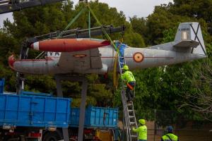 Desmontaje del avión Saeta, este viernes en Motril, para su restauración.