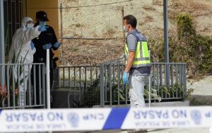 Agentes policiales, en el cortijo donde se produjeron los hechos.