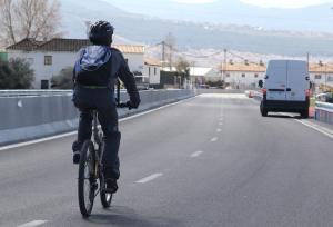 Un ciclista se desplaza por una carretera.
