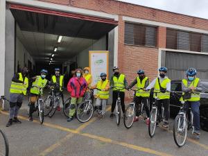 Entre las iniciativas, los participantes reciben lecciones para mejorar la habilidad en la bicicleta y su uso con seguridad. 