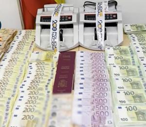 Parte del dinero intervenido a la organización desarticulada. 
